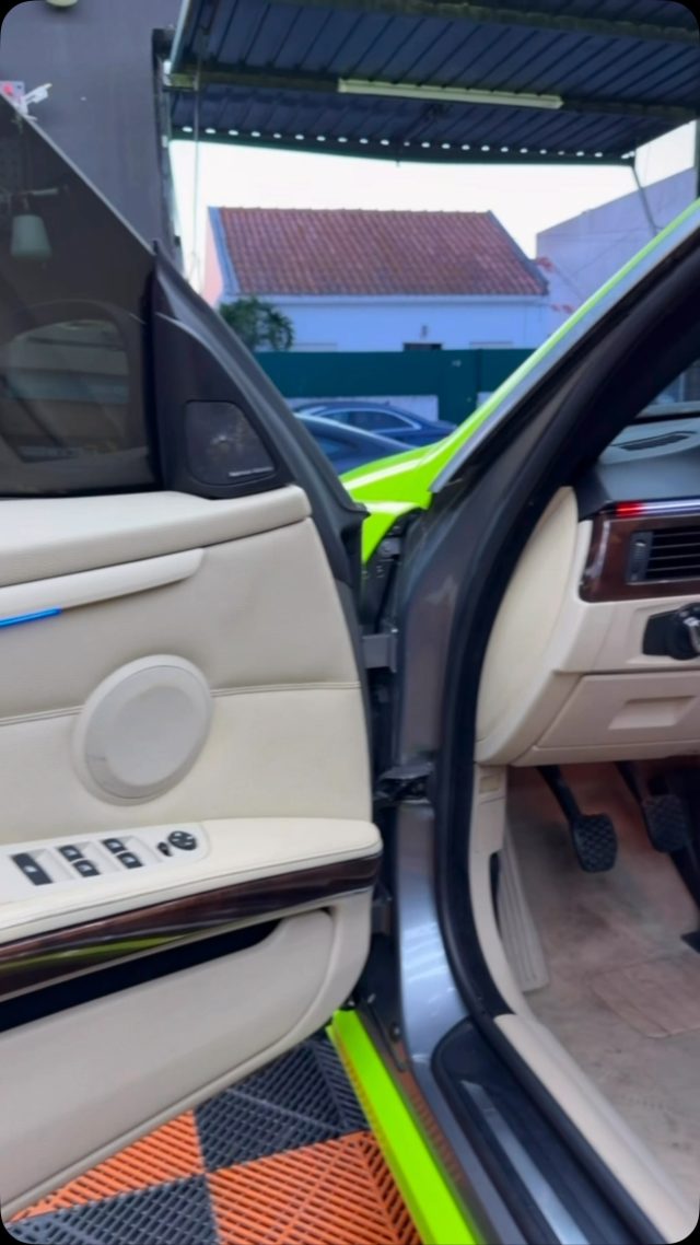 BMW série 3 Cabrio
PPF Color Green.
Iluminação interior nos puxadores, bolsas das portas, zona dos pés e fitas em LED tudo controlado por APP
#mfdetail #ppfcolor #iluminação #led #moben